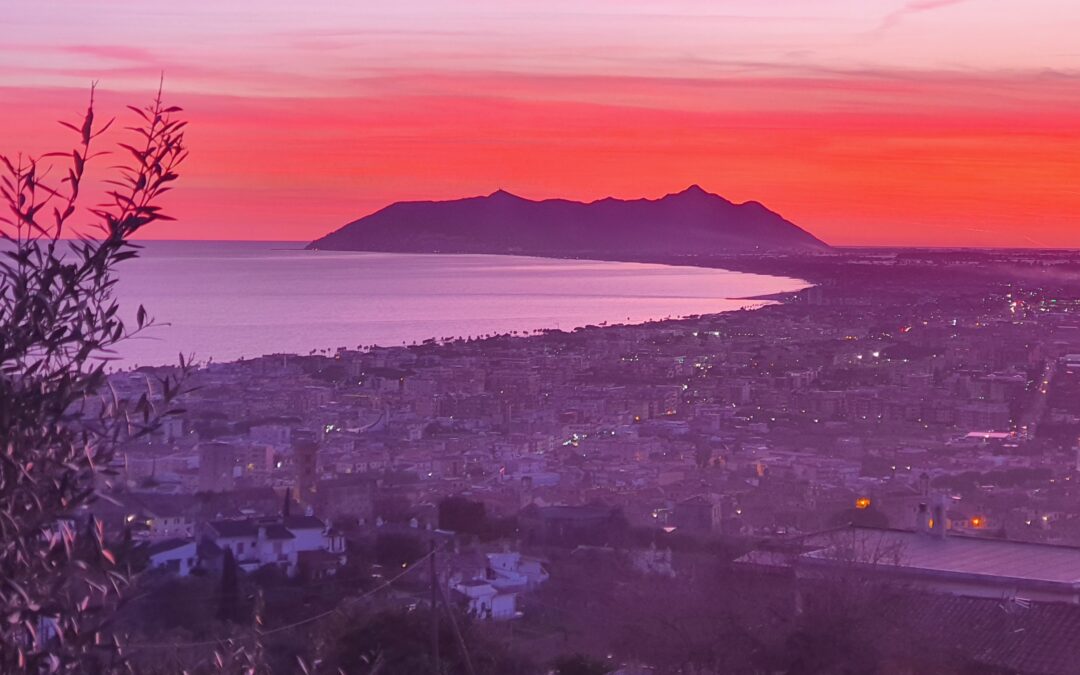 La Maestosa Visione del Monte Circeo: Lo Spettacolo Incantato di Terracina – Majestic View of Monte Circeo: The Enchanted Spectacle of Terracina
