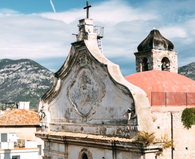 La Maestosa Bellezza della Chiesa del Purgatorio a Terracina: Un Gioiello Tardo-Barocco di Spiritualità e Compassione – The Majestic Beauty of the Church of Purgatory in Terracina: A Late-Baroque Jewel of Spirituality and Compassion